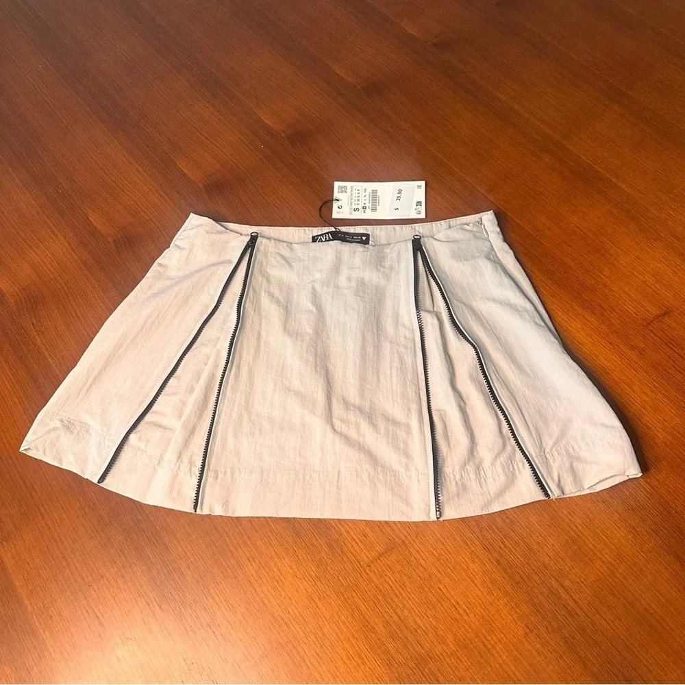 Zara Gray and Black Nylon Mini Skirt Zippers Size Small NWT